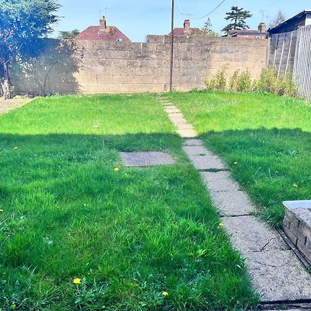 Lush House Close To Ashford Town Centre With Driveway Exterior foto