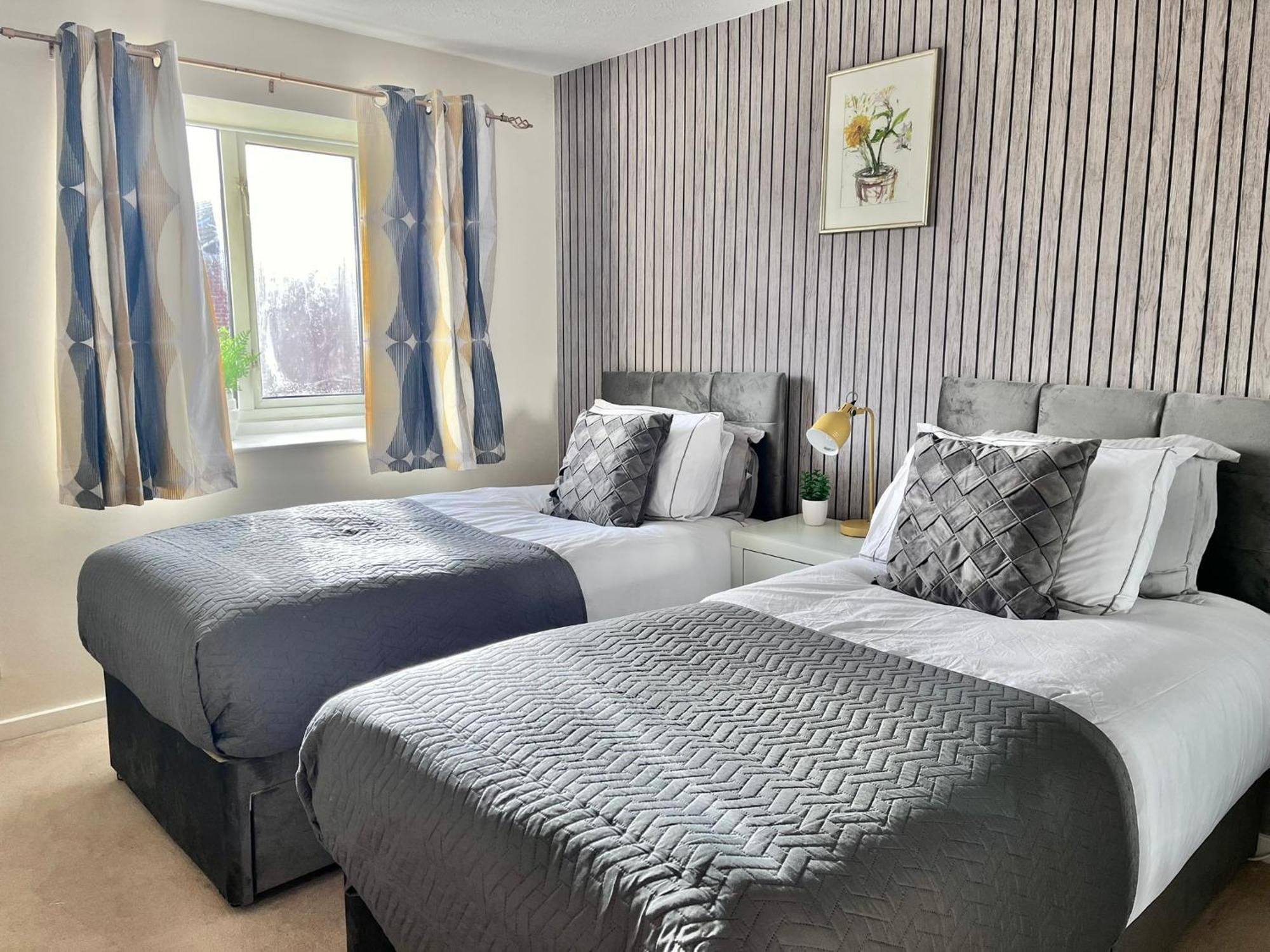 Lush House Close To Ashford Town Centre With Driveway Exterior foto