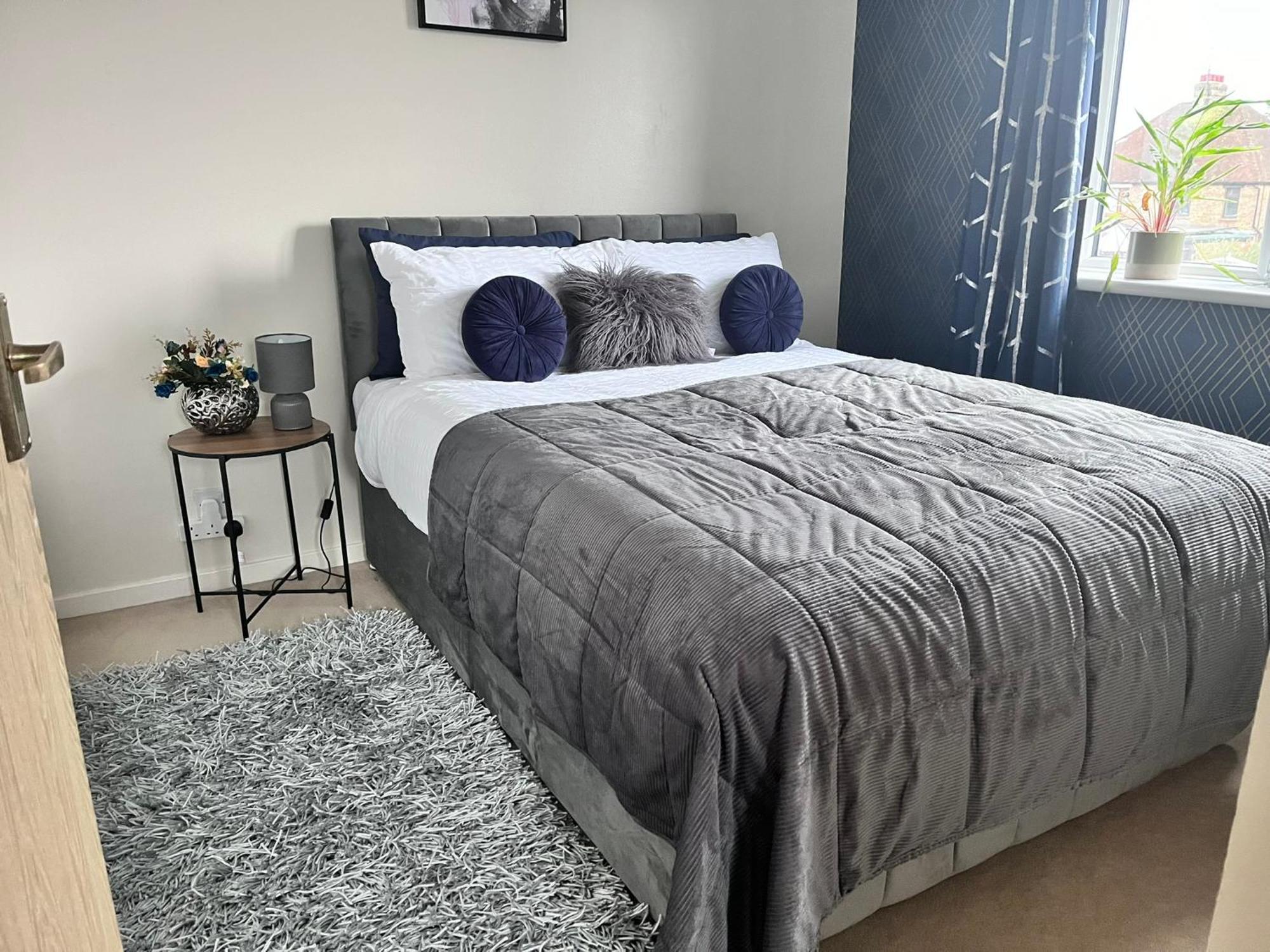 Lush House Close To Ashford Town Centre With Driveway Exterior foto