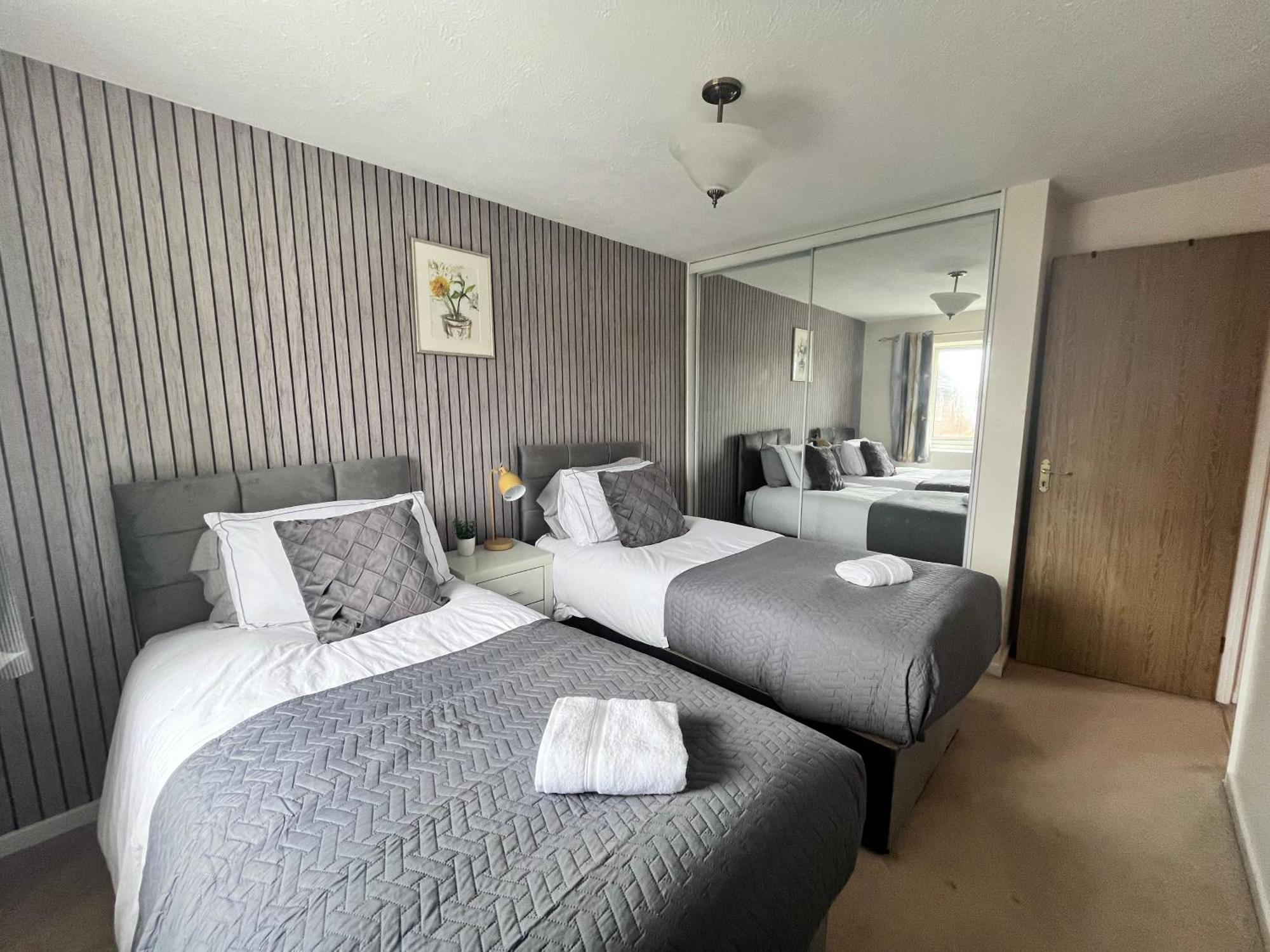Lush House Close To Ashford Town Centre With Driveway Exterior foto