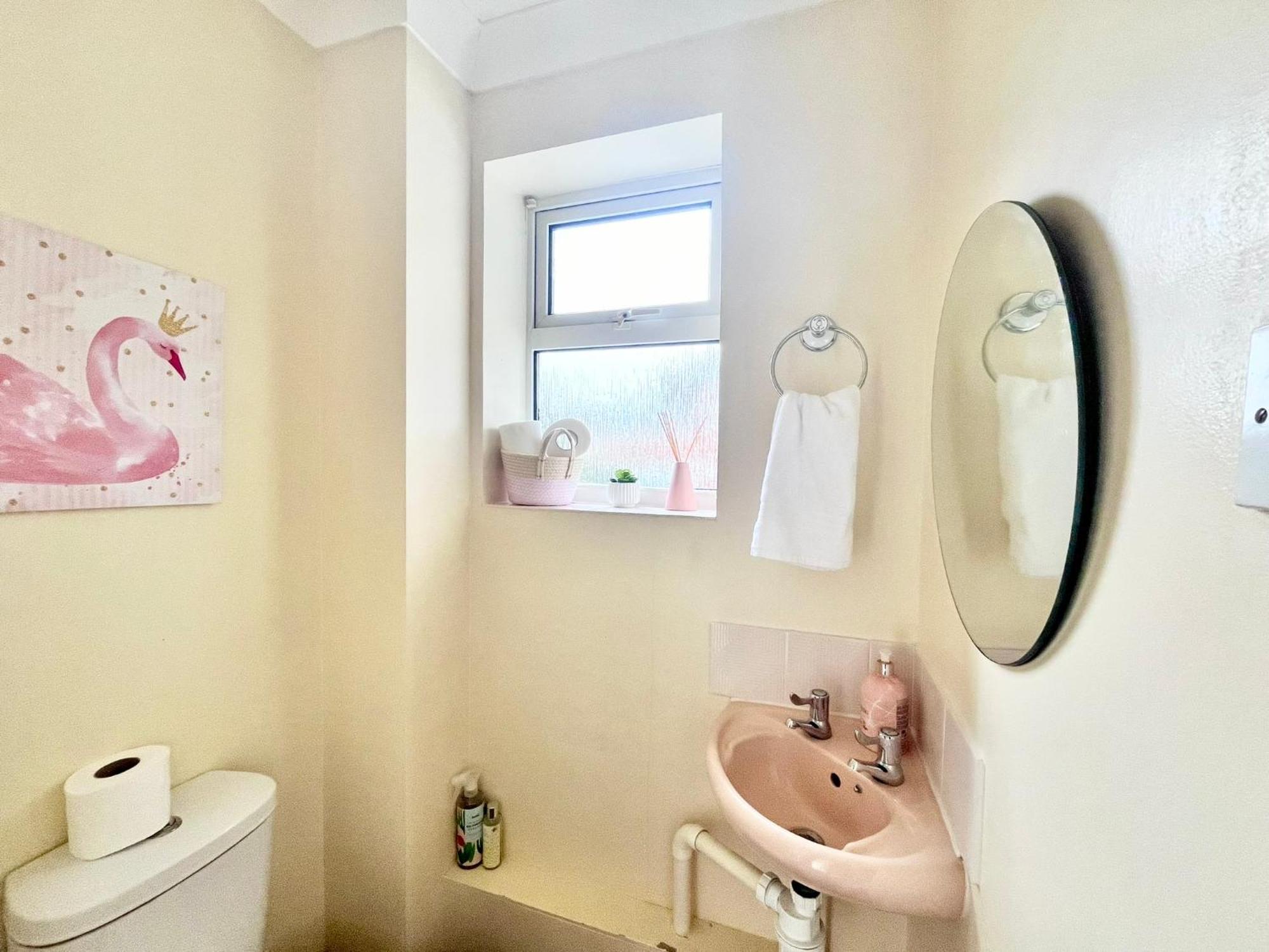 Lush House Close To Ashford Town Centre With Driveway Exterior foto