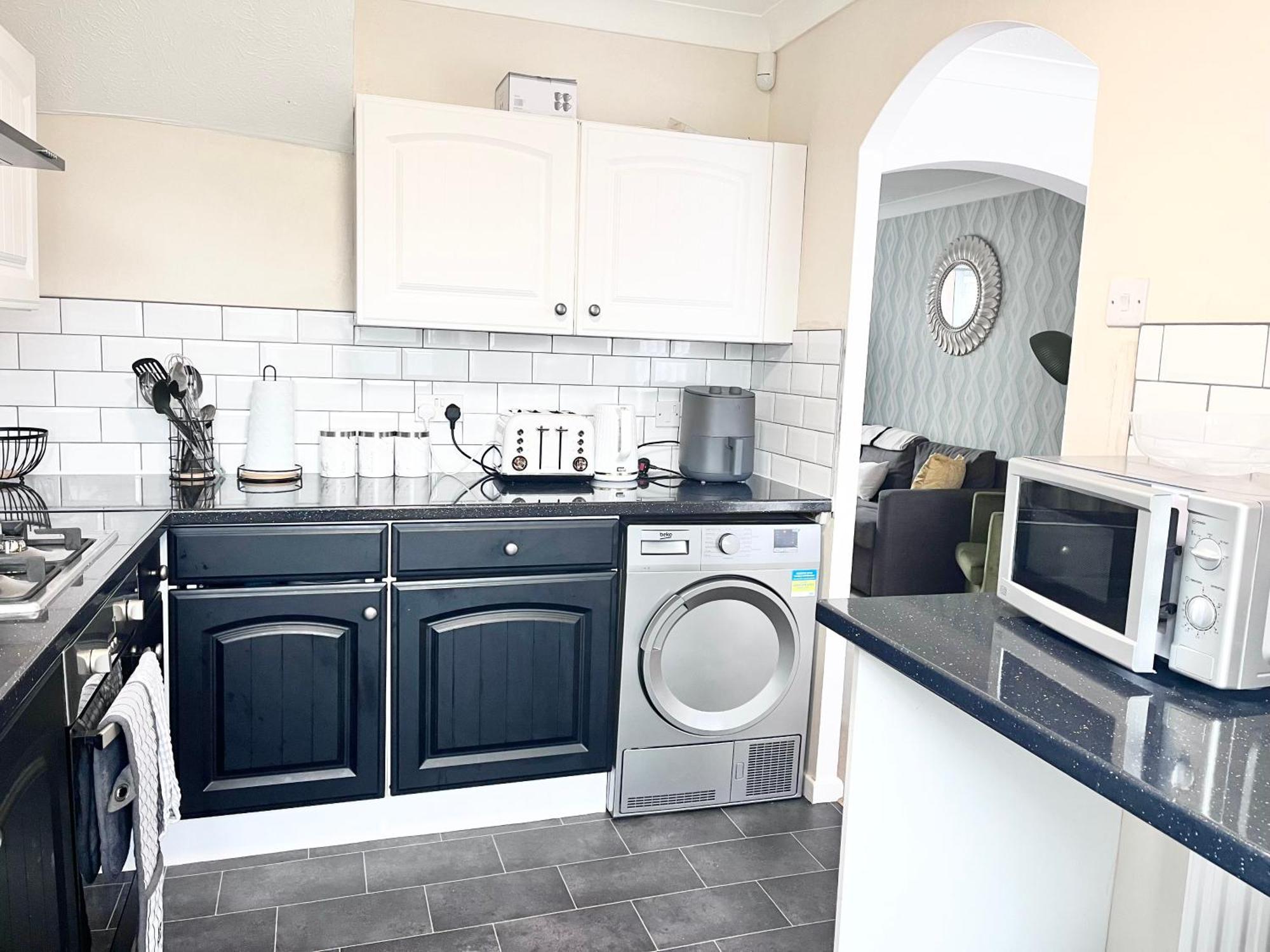 Lush House Close To Ashford Town Centre With Driveway Exterior foto