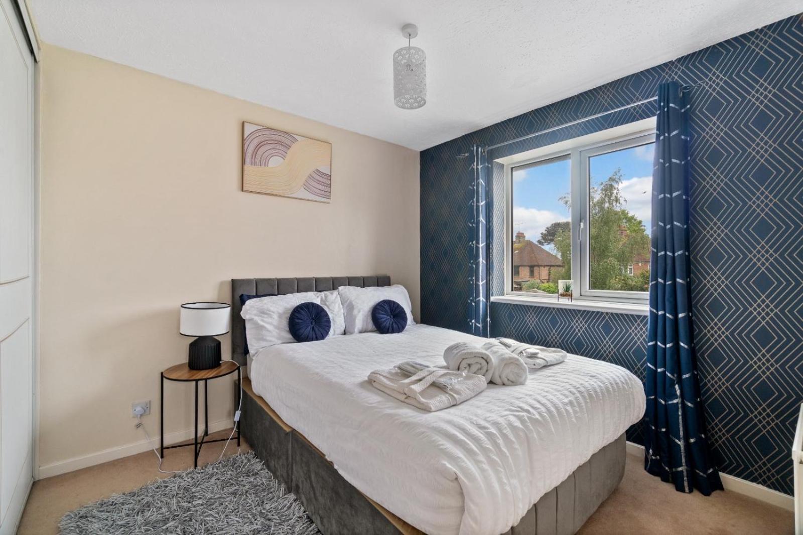 Lush House Close To Ashford Town Centre With Driveway Exterior foto