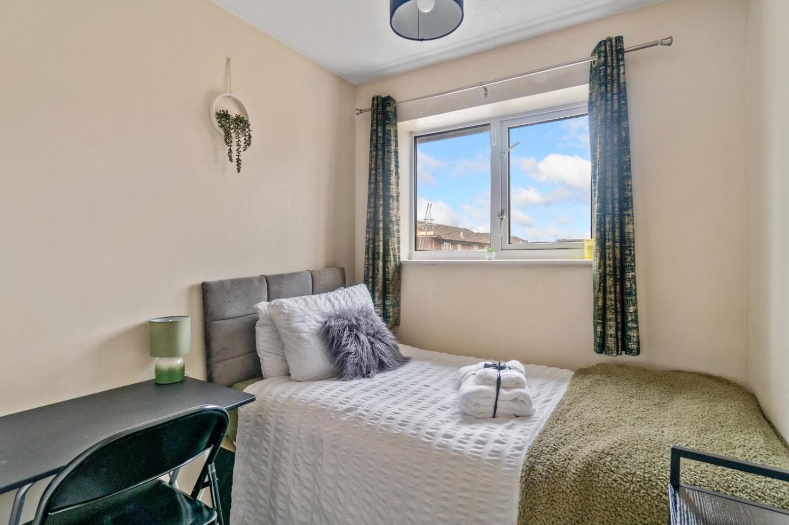 Lush House Close To Ashford Town Centre With Driveway Exterior foto