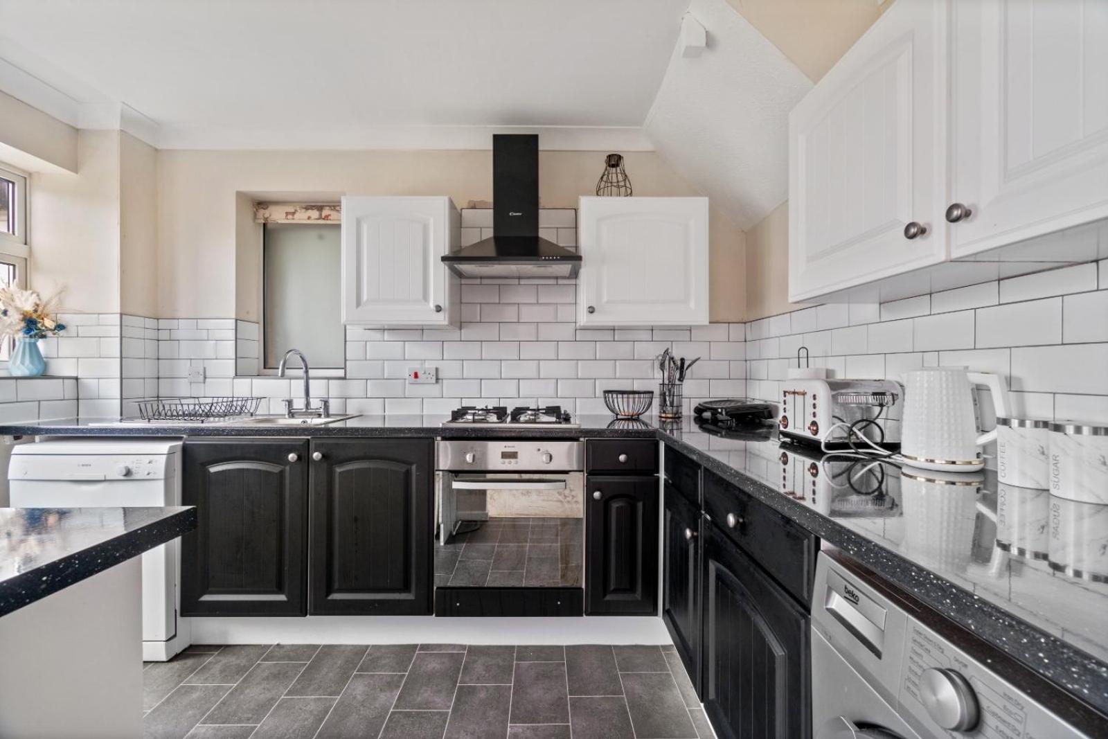 Lush House Close To Ashford Town Centre With Driveway Exterior foto